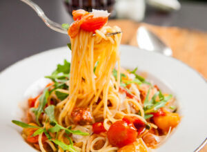 Pasta mit Tomatensoße und Fleisch