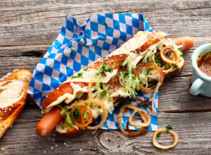 Bavarian Hot Dog mit Camembert und Weisskohl Bavarian Hot Dog