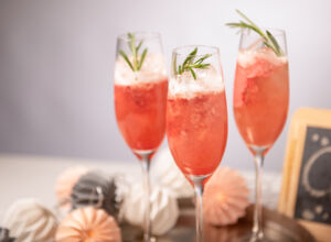 Mimosa mit Himbeeren Cocktails mit drei Zutaten