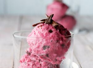 Rote-Bete-Himbeer-Eis mit Ingwer und Schokostückchen Rote-Bete-Himbeer-Eis
