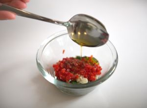 Chimichurri trockene Zutaten mit Öl mischen Chimichurri Schritt 2