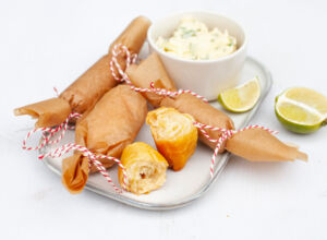 Gefüllte Pizzabrote vom Grill mit Limetten-Koriander-Butter Gefüllte Minibrote