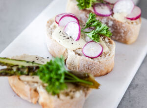 Bruschetta mit Bohnencreme und Radieschen Bruschetta mit Bohnencreme und Radieschen