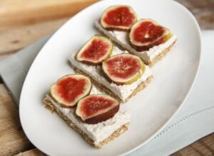 vegane Müsliriegel mit Feigen und Kokoscreme