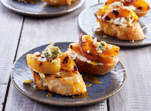 Pfirsich-Käse-Bruschetta mit Honig  Pfirsich-Käse-Bruschetta mit Honig