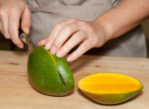 Mango aufschneiden Mango schälen
