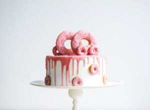 Drip Cake Rezept rosa Donuts © svmelnikoff_iStock Drip Cake Rezept rosa Donuts © svmelnikoff_iStock