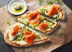 spargel-flammkuchen-mit-raeucherlachs