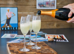 Champagner wird zum Bellini gegossen