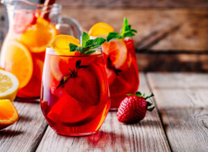 Sommerbowle mit Erdbeeren