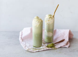 Eiskaffee mit Matchapulver Iced Matcha Latte