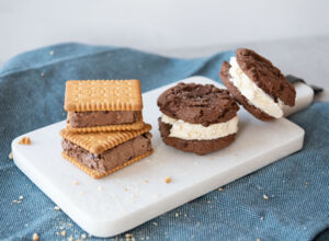 Selbst gemachtes Eissandwich eisssandwiches-mit-butterkeksen-und-cookies