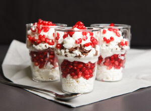 Granatapfeldessert in Gläschen