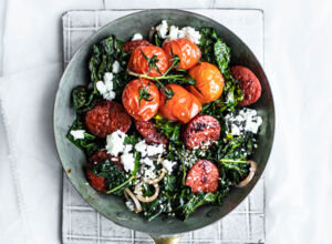 Schwarzkohlsalat mit Chorizo und Feta