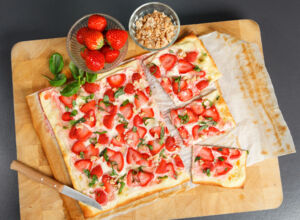 Erdbeer-Flammkuchen süßer Flammkuchen mit Erdbeeren und Basilikum