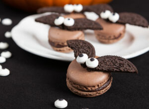 Rezept für Halloween-Fledermäuse Fledermäuse aus Macarons und Oreos