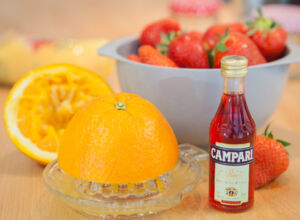 Campari-Erdbeer-Marmelade Campari und Erdbeeren stehen bereit