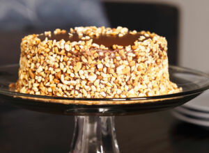 Backrezept: Snickers-Torte Snickers-Torte mit Schokolade und Erdnüssen