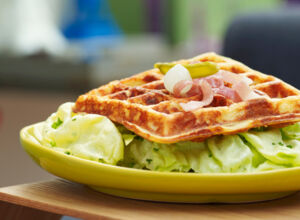 Süßkartoffel-Waffeln Herzhafte Waffeln mit Speck