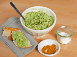 Avocado-Dip in einem Schächen angerichtet 