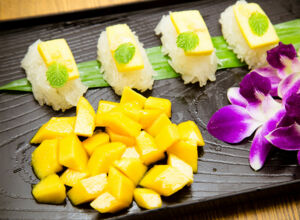 Frucht-Sushi: Anleitung und Tipps Verschiedenes Frucht-Sushi mit Mango und Blüten