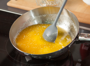 Butter im Topf schmelzen lassen