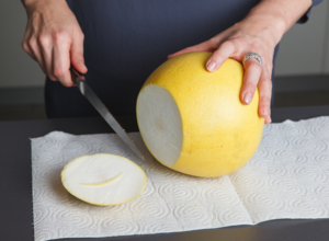 Pomelo schälen Schritt 1 Pomelo schälen Schritt 1