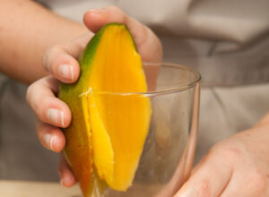 Fruchtfleisch lösen Mango schälen