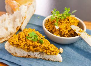 Herzhafter Aufstrich aus Lupinenkernen mit Curry und Knoblauch