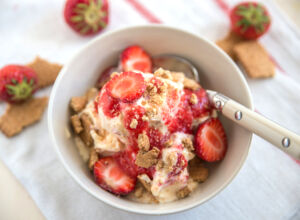 Cheesecake-Eis mit Erdbeeren Cheesecake-Eis