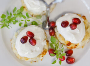 Blumenkohl-Taler mit Joghurt-Dip und Granatapfelkernen  Blumenkohl-Taler auf dem Büfett