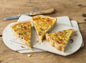 Quiche Lorraine Quiche Lorraine auf einem Brettchen