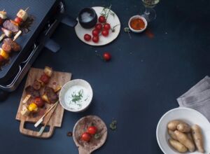 Tisch mit Raclette Zutaten Zutaten Raclette