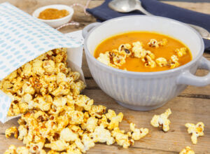 Popcorn als Topping in der Suppe