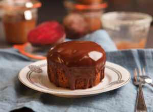 Rote-Bete-Kuchen Rote-Bete-Kuchen mit Schokoladenguss