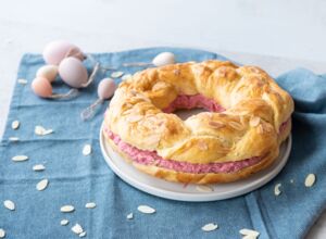 Gefüllter Osterkranz mit Himbeercreme gefüllter-Osterzopf
