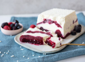 Milchreiseis mit Roter Grütze milchreiseis-mit-roter-gruetze