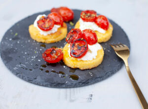 Polentataler mit Kirschtomaten und Ricotta Polentataler vom Grill