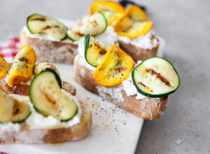 Bruschetta mit gegrillten Zuchhini und Ziegenkäse Bruschetta mit gegrillten Zuchhini
