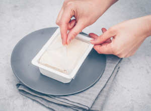 Tofu aus der Verpackung nehmen und die Flüssigkeit wegschütten. Tofu-pressen-schritt1
