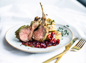 Lammkarree mit Serviettenknödeln und Zwiebelchutney