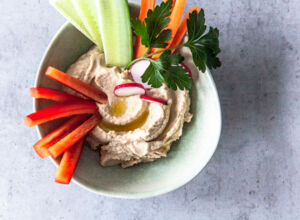 Hummus-Dip als Gemüsegarten Hummus-Dip mit Gemüse zum Dippen