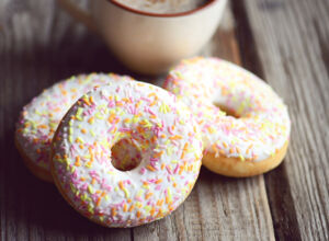 Bunte Eierlikör-Donuts