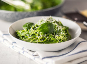 Pasta mit Pesto und Avocado
