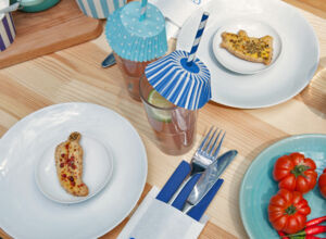 Ein Tisch bunt dekoriert