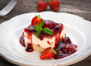 Käsekuchen mit Erdbeersoße
