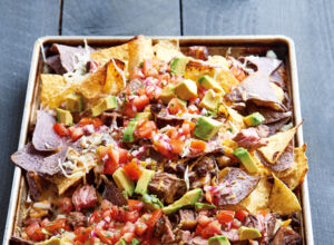 Kaese-Nachos mit Steakfleisch und schwarzen Bohnen