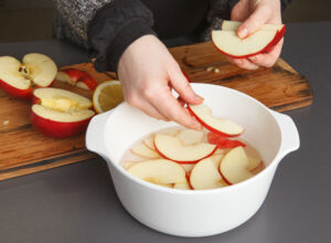 Apfelscheiben in Zitronenwasser
