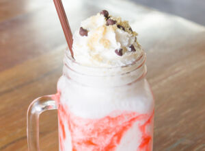 Eine süße Sünde für zwischendurch, das ist dieser Milchshake. Strawberry-Cheesecake-Milkshake, Milchshake, Erdbeeren