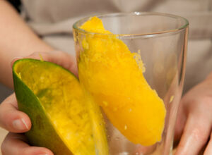 Fruchtfleisch gelöst Mango schälen